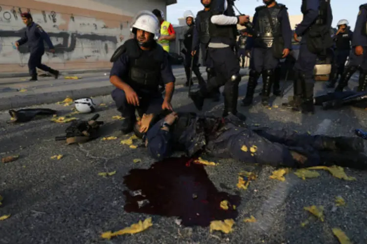 Corpo de policial após bomba explodir: grupo denominado Brigadas Ashtar reivindicou a autoria do atentado, que consistiu na explosão de uma bomba (Hamad I Mohammed/Reuters)
