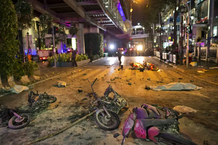 
	Destro&ccedil;os de motos ap&oacute;s explos&atilde;o em Bangcoc: entre os mortos est&atilde;o oito turistas, da China, Hong Kong, Indon&eacute;sia, Mal&aacute;sia e Cingapura
 (Reuters/ Athit Perawongmetha)