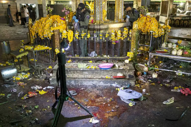 
	Explos&atilde;o em Bangcoc: autoridades tailandesas buscam um homem suspeito de colocar uma bomba em famoso recinto religioso da capital
 (Reuters)