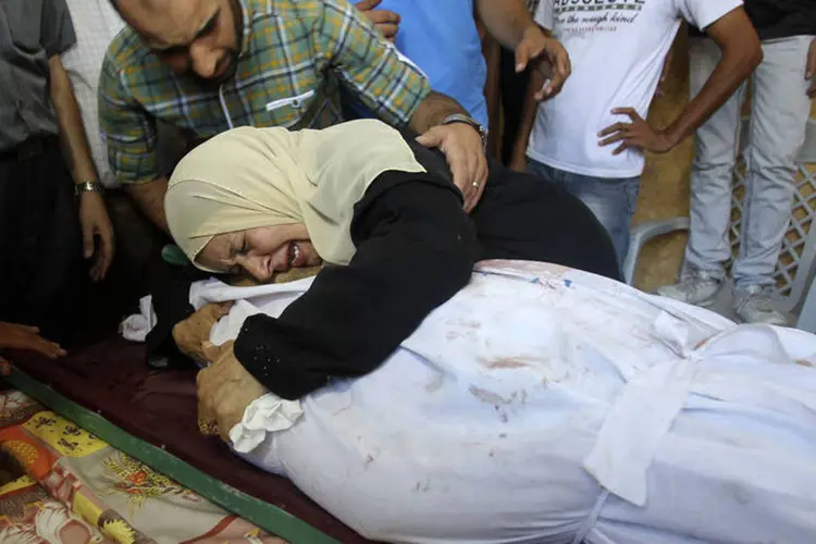 Sogra do interprete palestino Ali Shehda Abu Afash lamenta a sua morte após explosão em Gaza (Ahmed Zakot/Reuters)