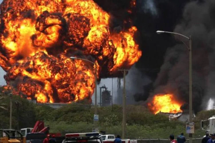 Explosão na refinaria Amuay, na Venezuela (Marife Cuauro/Reuters)