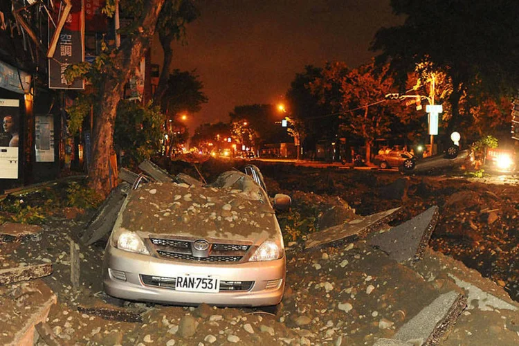 Destroços deixados por uma explosão causada por um vazamento de gás, em Taiwan (Reuters)