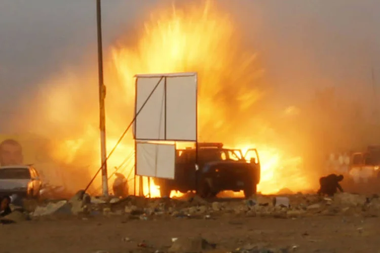 Explosão no Iraque: possibilidade de que forças militares dos EUA e do Irã estejam separadamente realizando ataques aéreos no mesmo país levantou questões (Thaier al-Sudani/Reuters)
