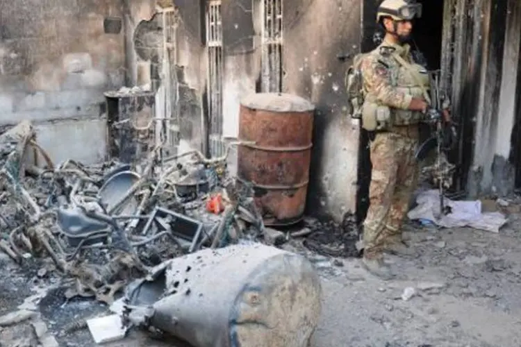
	Soldado em local de explos&atilde;o no Iraque: grande maioria das v&iacute;timas era de civis
 (Azhar Shallal/AFP)