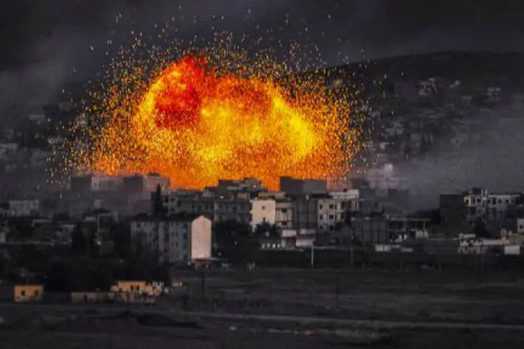
	Explos&atilde;o em Kobani: cidade tem sido alvo de uma implac&aacute;vel ofensiva de militantes do Estado Isl&acirc;mico h&aacute; mais de um m&ecirc;s
 (AFP)