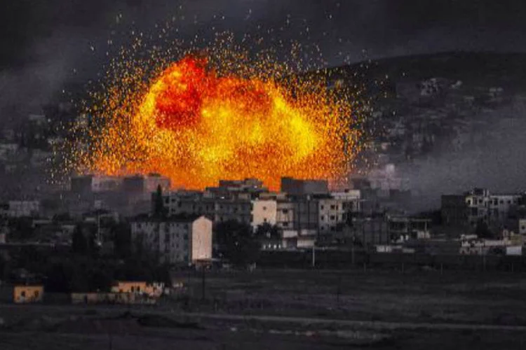 Explosão em Kobani: combates esporádicos prosseguiam nesta terça-feira no leste da cidade (AFP)