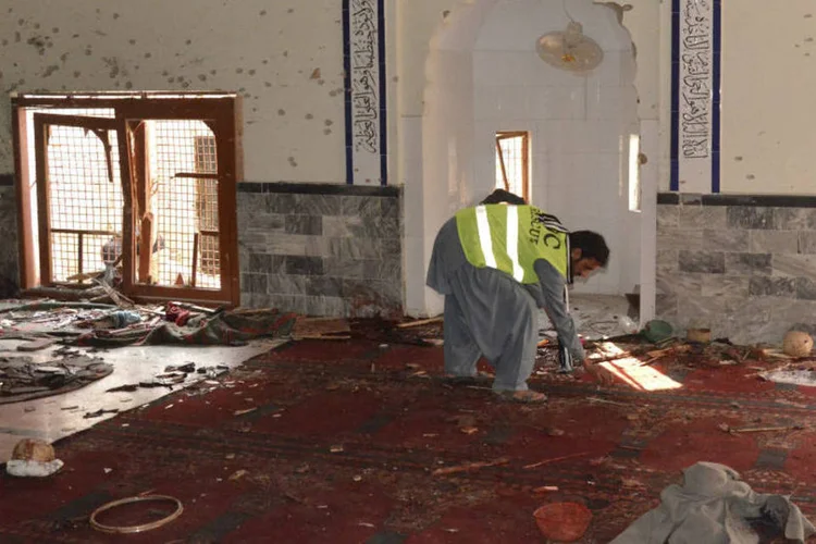 Explosão em mesquita: ataque foi reivindicado pelo grupo extremista sunita Jundullah (Amir Hussain/Reuters)