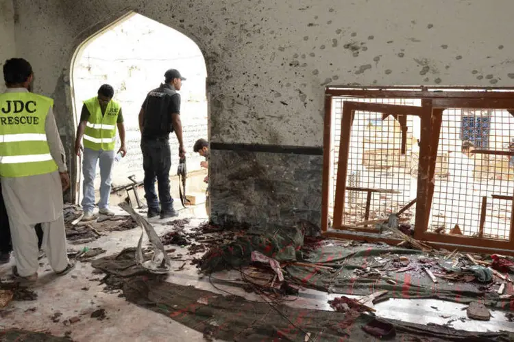 
	Explos&atilde;o em mesquita: no m&ecirc;s passado, um ataque com bombas causou a morte de 15 pessoas e deixou 75 feridos
 (Amir Hussain/Reuters)
