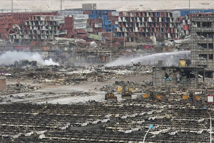
	Explos&atilde;o na China dia 13 de agosto: v&atilde;o ser enviados especialistas para limpar a zona e o gabinete de prote&ccedil;&atilde;o ao meio ambiente alertou para a toxicidade destes res&iacute;duos
 (Reuters/Damir Sagolj)
