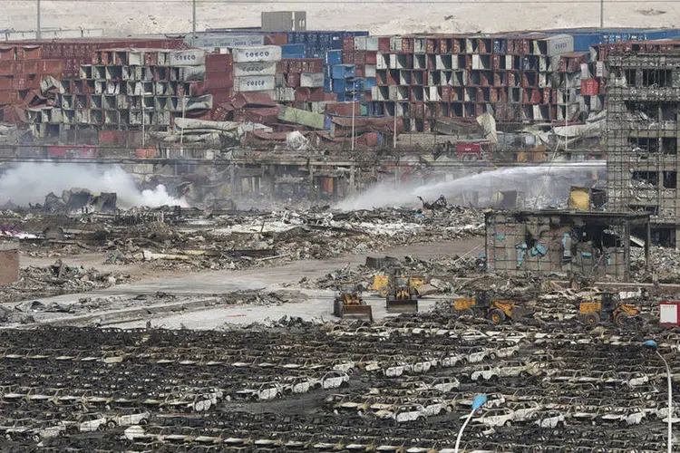 
	Explos&atilde;o na China dia 13 de agosto: agentes dispersavam os moradores que tentavam se aproximar da &aacute;rea das explos&otilde;es e n&atilde;o permitiram fotos
 (Reuters/Damir Sagolj)