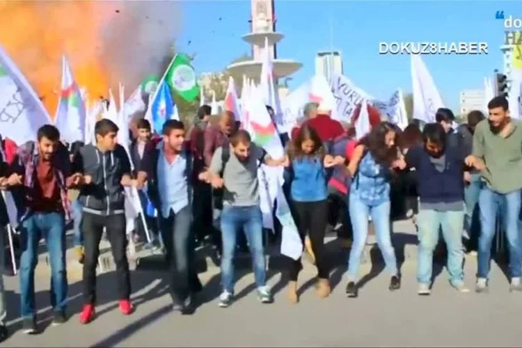 
	Explos&atilde;o na cidade de Ancara na Turquia durante manifesta&ccedil;&atilde;o de paz: o atentado foi planejado na cidade de Elbeyli, perto da fronteira com a S&iacute;ria
 (REUTERS)