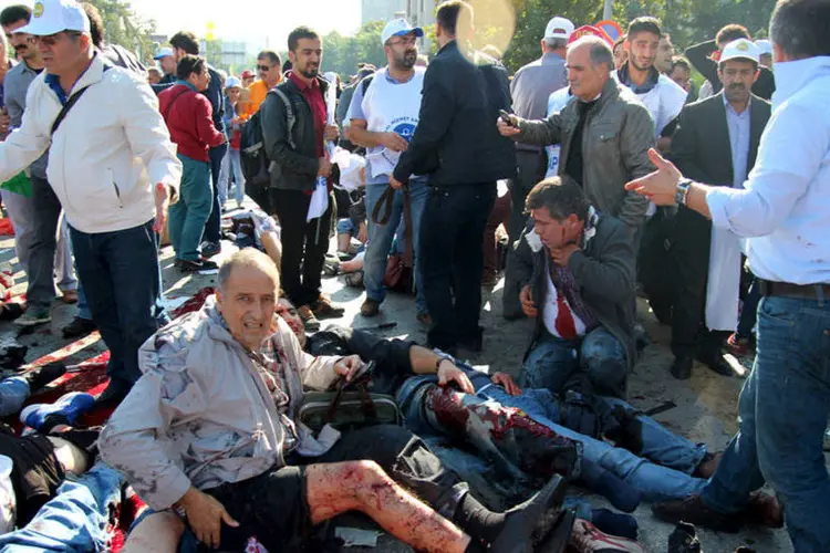 
	Explos&atilde;o em Ancara na Turquia: mais de cem pessoas ficaram feridas na dupla explos&atilde;o ocorrida diante da principal esta&ccedil;&atilde;o de trens da capital turca
 (REUTERS/Tumay Berkin)