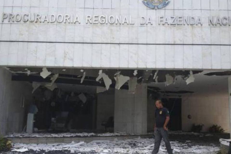 Explosão destrói frente da Procuradoria da Fazenda em Recife