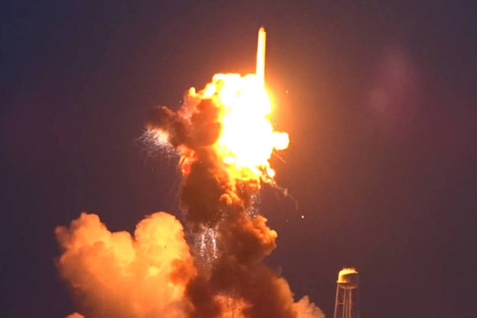 EUA investigam explosão de foguete que abasteceria ISS