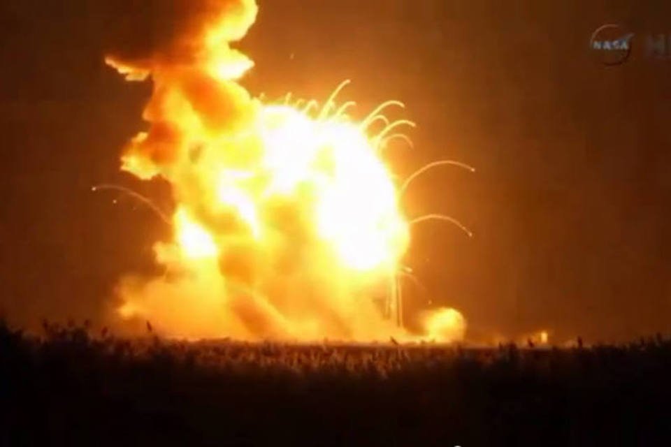 Foguete não-tripulado da NASA explode após lançamento