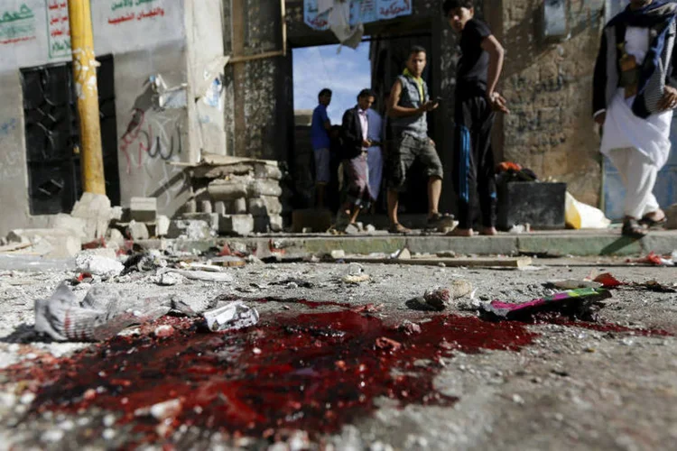 
	Explos&atilde;o em mesquita: um suposto terrorista suicida entrou na mesquita de Al Mashhad, no bairro de Al Dahda, durante a ora&ccedil;&atilde;o mu&ccedil;ulmana do entardecer
 (Reuters)