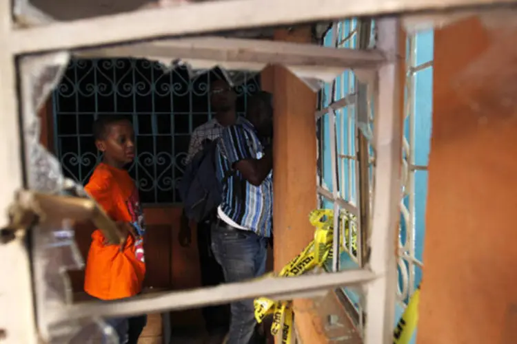 Quenianos olham ao local da explosão dentro de uma casa em Nairóbi, na capital do Quênia (Thomas Mukoya/Reuters)