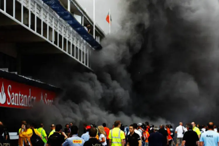 Uma densa fumaça preta começou a se expandir-se no boxe, e todos os integrantes da equipe tiveram que ser evacuadas pelo paddock e pelo pit lane (Getty Images)