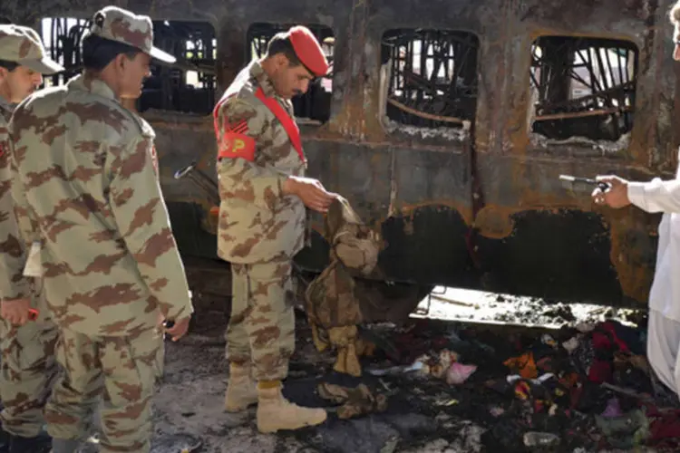 Evidências são coletadas após explosão em Baluchistão: explosão foi uma retaliação aos ataques das forças de segurança (Amir Hussain/Reuters)
