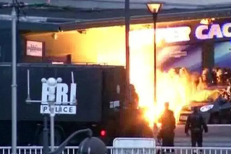 Explosão feita pela polícia para invadir supermercado judeu e resgatar reféns em Paris (BFMTV via Reuters TV)