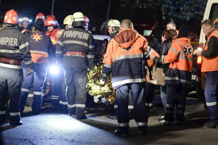 
	Equipes de resgate trabalham ap&oacute;s inc&ecirc;ndio em boate de Bucareste: lgumas testemunhas asseguraram que n&atilde;o existiam sa&iacute;das de inc&ecirc;ndio e foram utilizados materiais inflam&aacute;veis para abafar o som do local
 (Inquam Photos/Reuters)
