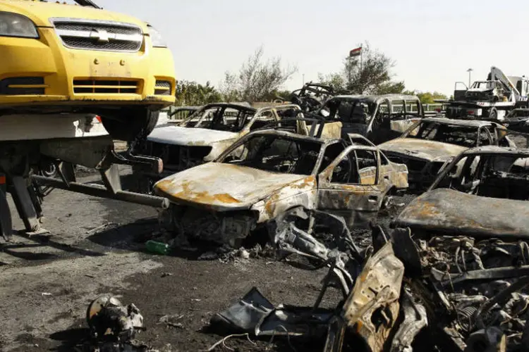 
	Destro&ccedil;os de ve&iacute;culos s&atilde;o vistos ap&oacute;s tripla explos&atilde;o no bairro xiita de Nova Bagd&aacute;, no Iraque
 (Thaier al-Sudani/Reuters)