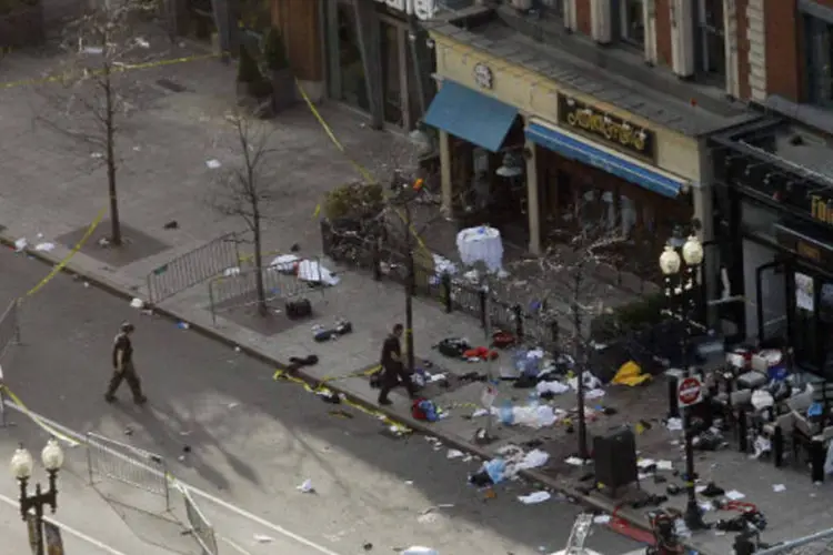 
	Destrui&ccedil;&atilde;o em Boylston Street causada pelas explos&otilde;es durante a Maratona de Boston, que mataram pelo menos tr&ecirc;s pessoas e feriram mais de cem
 (REUTERS / Jessica Rinaldi)