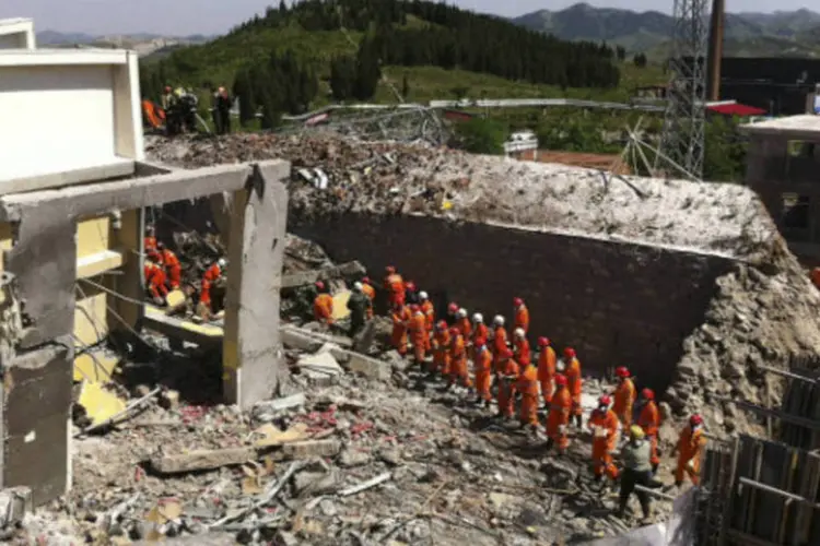 Equipes de resgate buscam por sobreviventes após explosão de fábrica na China (REUTERS)