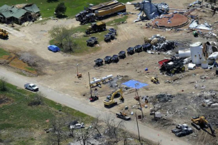 Imagem aérea mostra a devastação na fábrica de fertilizantes de West, noTexas (AFP / Jewel Samad)