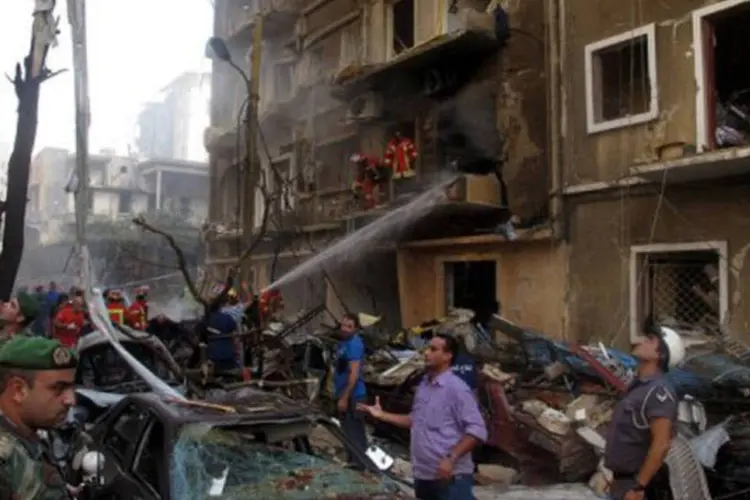 
	Destrui&ccedil;&atilde;o em Beirute: oito pessoas morreram hoje e outras 78 ficaram feridas pela&nbsp;explos&atilde;o&nbsp;de um carro-bomba no bairro de Al Ashrafiya, no centro de Beirute
 (Patrick Baz/AFP)