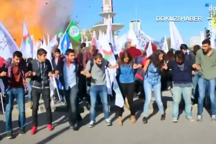 
	Momento da explos&atilde;o na Turquia: em 10 de outubro, duas explos&otilde;es atingiram uma manifesta&ccedil;&atilde;o pac&iacute;fica realizada por turcos de esquerda e pr&oacute;-curdos
 (Reuters)