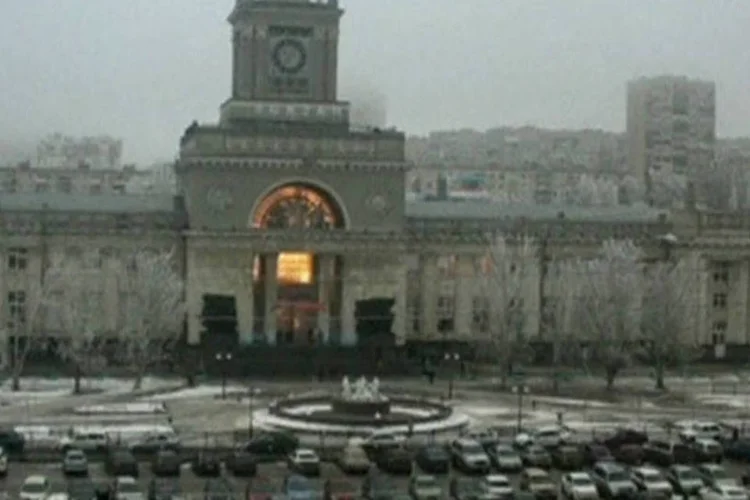 Imagem de câmera mostra momento da explosão de uma mulher-bomba na Rússia: de acordo com autoridades, treze pessoas morreram em ataque na cidade de Volgograd (REUTERS)