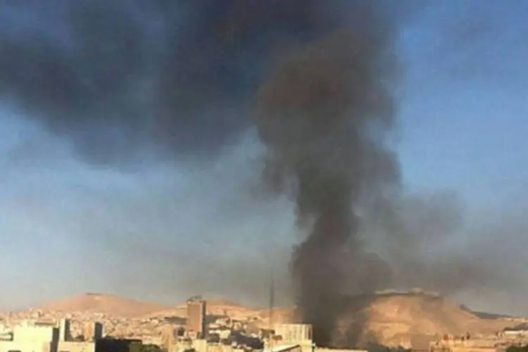 
	Explos&otilde;es abalaram o centro de Damasco nesta quarta-feira: os combates come&ccedil;aram depois de ataque com bombas contra a sede
 (AFP)