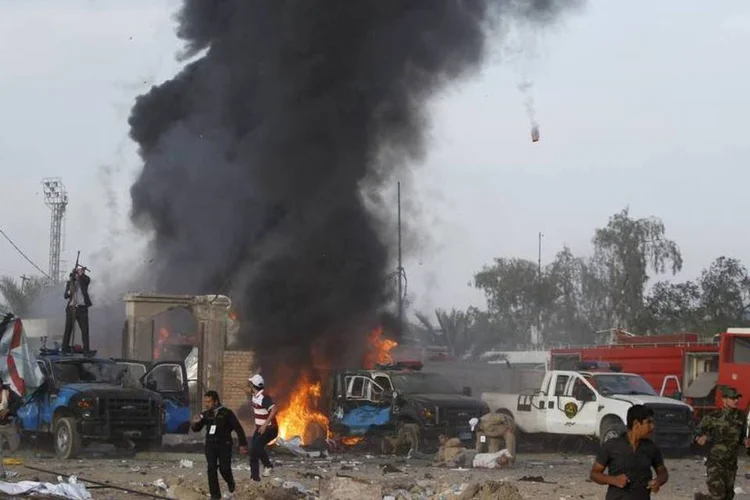 Forças de segurança do Iraque no local das explosões ocorridas no comício de uma organização política xiita, em Bagdá (Thaier al-Sudani/Reuters)