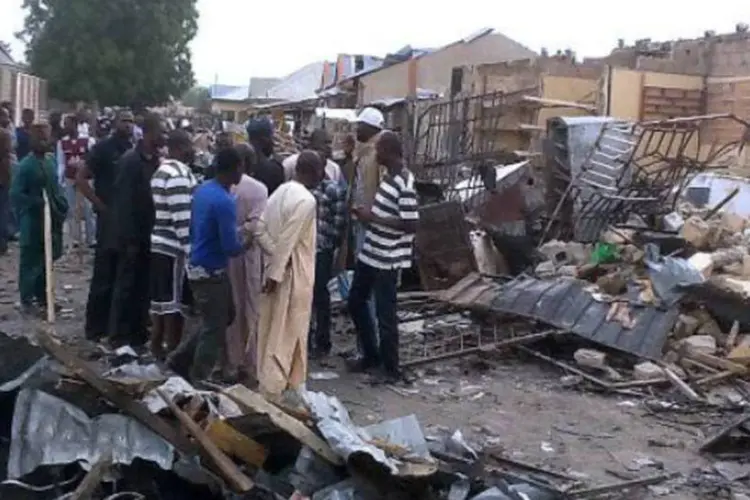 Curiosos no local onde duas explosões deixaram 35 mortos em Maiduguri, Nigéria: matança na Nigéria aconteceu no estado de Borno, um bastião do Boko Haram (AFP)