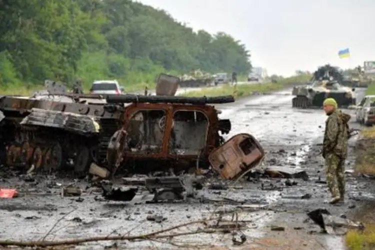 Tanque do governo ucraniano danificado por insurgentes: autoridades ucranianas não apontaram a origem da explosão ou seus autores (Genya Savilov/AFP)