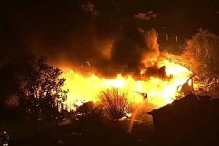Imagem do canal CBS mostra incêndio após a explosão na fábrica de fertilizantes no Texas (AFP)