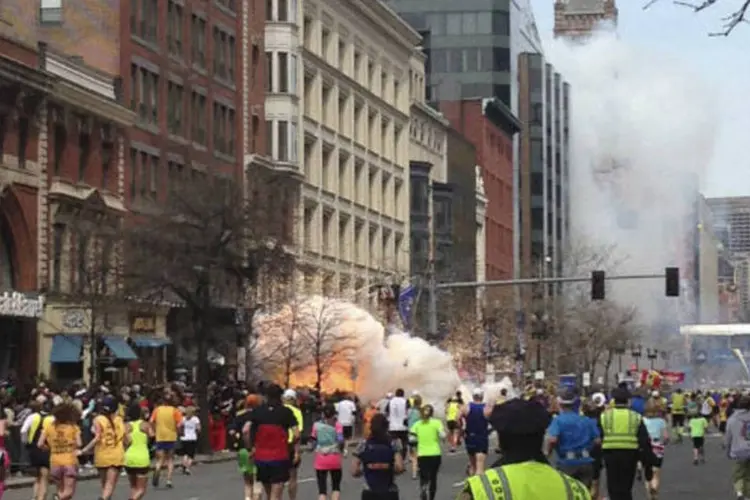 
	Boston: os organizadores da maratona anunciaram que 4.496 dos 23.326 corredores que iniciaram a prova tiveram que interromper a maratona antes de cruzar a linha de chegada, onde ocorreu a explos&atilde;o.
 (REUTERS/Dan Lampariello)