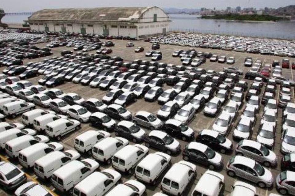 Vendas de veículos encolheram 23,7% em um ano, segundo IBGE