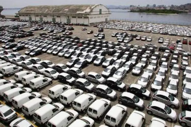 
	Carros: em 2014, quando a venda de autos e leves caiu 6,9%, o Brasil se manteve como o quarto maior mercado automotivo do mundo
 (Vanderlei Almeida/AFP)