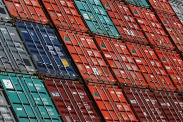 Balança comercial: no mês, as exportações somaram 13,721 bilhões de dólares, enquanto as importações alcançaram 11,375 bilhões de dólares (.)