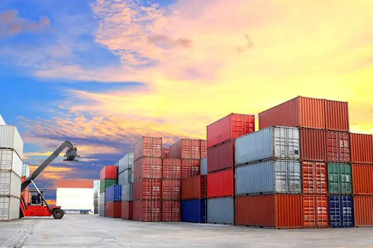 Conteinêres de exportação em porto: o projeto prevê o desenvolvimento de 37 mercados prioritários (luamduan;Thinkstock)