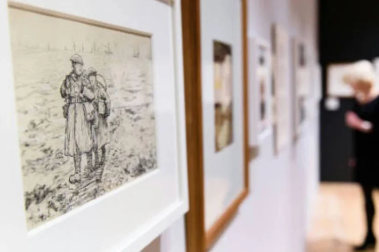 
	Exposi&ccedil;&atilde;o em Londres com ilustra&ccedil;&otilde;es do criador do Ursinho Pooh feitas na Primeira Guerra Mundial: Ernest Howard Shepard (1879-1976) criou para o escritor Alan Alexander Milne a imagem do ursinho de pel&uacute;cia e seus amigos Bisonho, Tigr&atilde;o e Cristov&atilde;o
 (Leon Neal/ AFP)