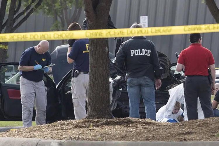 
	Investigadores da pol&iacute;cia e do FBI fazem buscas na &aacute;rea em torno do carro usado por atiradores que dispararam durante exposi&ccedil;&atilde;o em Garland, no Texas
 (Laura Buckman/Reuters)
