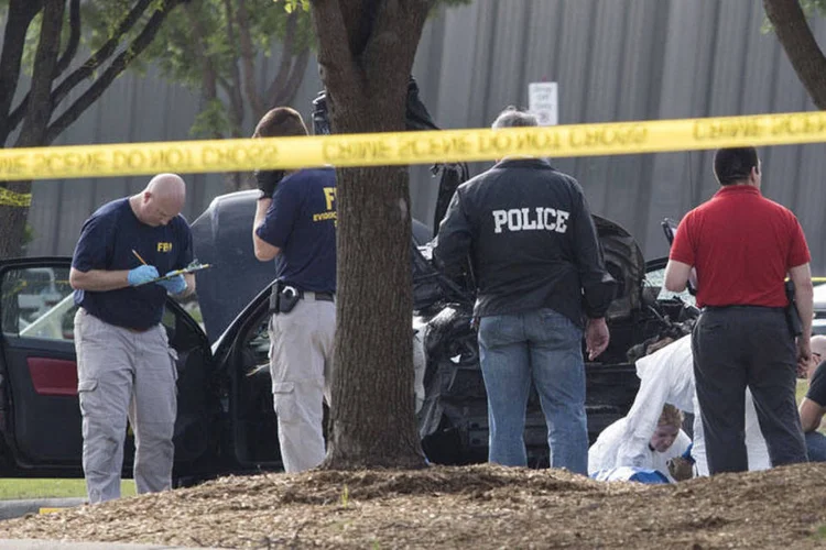 
	Investigadores fazem buscas em torno do carro usado por atiradores em exposi&ccedil;&atilde;o sobre Maom&eacute;, no Texas
 (REUTERS/Laura Buckman)