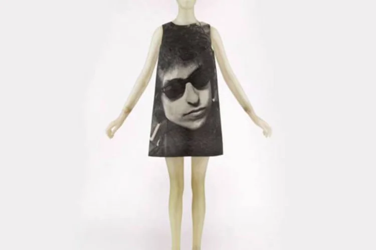 Vestido estampado com a imagem de Bob Dylan, em exposição no Fashion Institute of Technology (Divulgação/Fashion Institute of Technology)