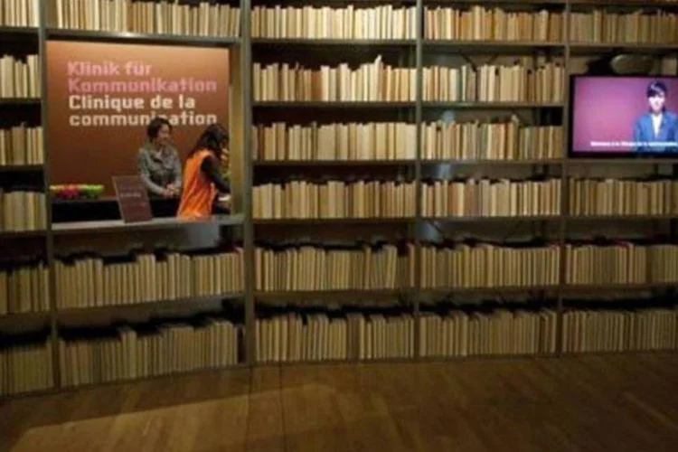 A sala de entrada da exposição 'Alerta: comunicação faz mal', no museu da comunicação, em Berna (Sebastien Bozon/AFP)