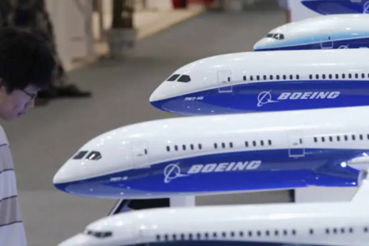 Visitante olha para a miniatura de jatos de aviação comercial da Boeing na Aviation Expo China 2013, em Pequim (Kim Kyung-Hoon/Reuters)