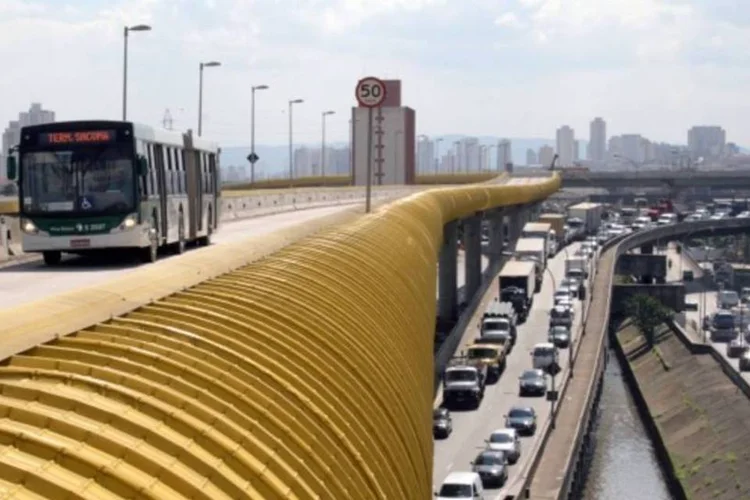 
	Expresso Tiradentes, &ocirc;nibus articulado do tipo BRT em S&atilde;o Paulo: Lei prioriza o transporte p&uacute;blico coletivo
 (Elisa Rodrigues/SPTrans)
