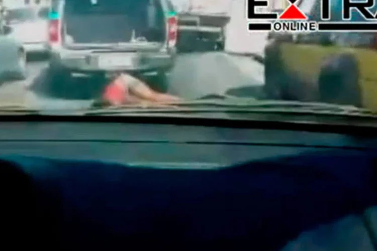 
	Frame de v&iacute;deo que mostra Claudia Silva Ferreira, de 38 anos, sendo arrastada ao longo de 350 metros por um carro da PM
 (Reprodução/Extra Online)
